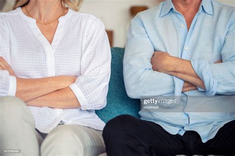 Couple Dâge Mûr Se Battant À La Maison Assis Sur Le Canapé Photo Getty Images