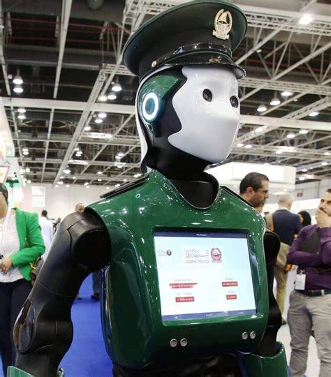 Первый в мире робот полицейский приступил к работе