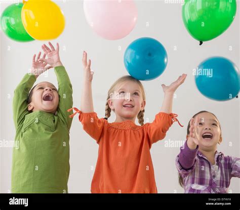 Personas Jugando Con Globos Baile Al Ritmo De Los Globos Foto De