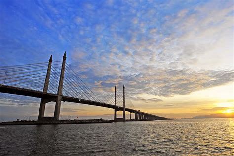 Bahkan jembatan ini merupakan yang terpanjang di indonesia timur, lho. Memancing di Jambatan Pulau Pinang