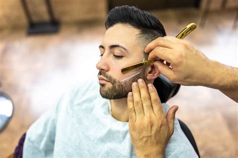 Hombre Joven Que Consigue Una Barba Afeitada Foto Premium