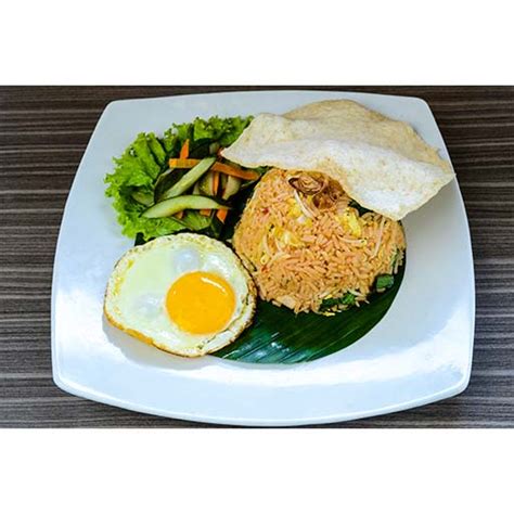 Setelah bumbu halus ditumis sampai harum, kemudian masukkan kocokan telur. Foods - Simpang Luwe