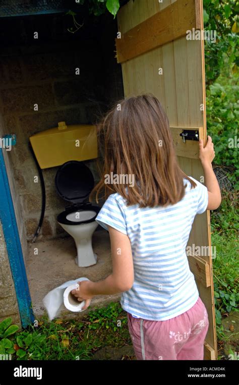 Junge Auf Outdoor Toilette Vcm Vcm Wc Uberbauschrank Toilette Schrank Badschrank Badregal