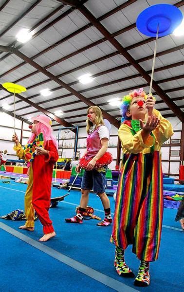 World Famous Clown Teaches Kids To Juggle Fun And Gymnastics