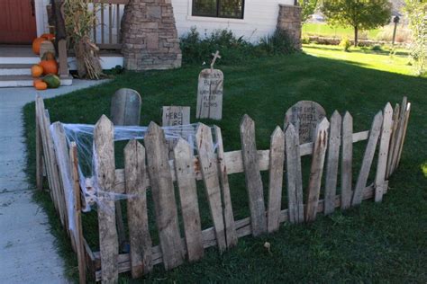 12 Awesome Diy Halloween Decorations Made From Pallets