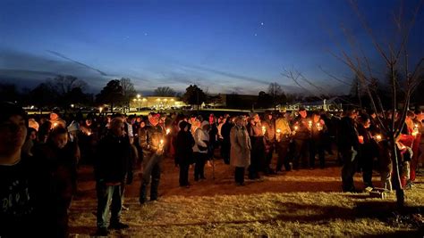 Perry Strong Hundreds Gather To Pray Mourn After Perry Iowa School