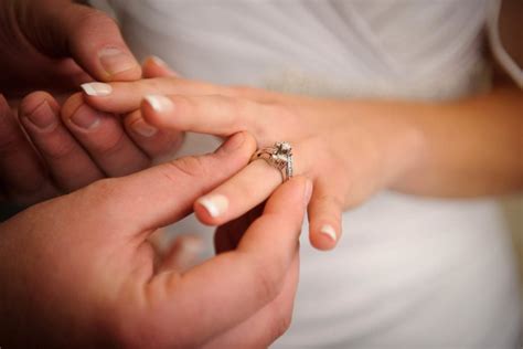 Why We Wear Wedding Rings On The Ring Finger Readers Digest
