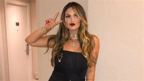 Em Portugal Suzanna Freitas Faz Look Do Dia Com All Black E Meia Calça Veja Meia Calça