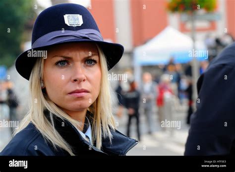 babe policewoman Fotos und Bildmaterial in hoher Auflösung Alamy