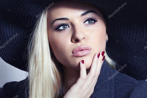 Siyah şapkalı Güzel Sarışın Bir Kadın şık Bir Bayan Elegance Güzellik