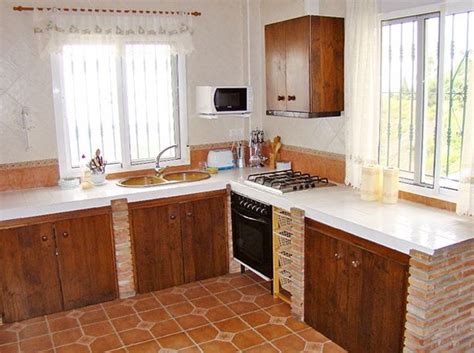 Als arbeitsplatte sind alle rustikalen hölzer geeignet, aber auch rustikale fliesendesigns fügen sich charmant in die konstruktion ein. Gemauerte küche | Gemauerte küche, Küche bauen, Küche