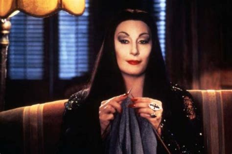 ¿recuerdas A Morticia De Los Locos Addams Así Luce 26 Años Después
