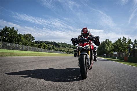 mega gallery 127 hi res photos of the ducati streetfighter v4 s asphalt and rubber ducati