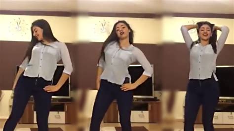 Pakistani Girls Sizzling Dance On Bollywood Song Humma Humma Goes Viral Youtube
