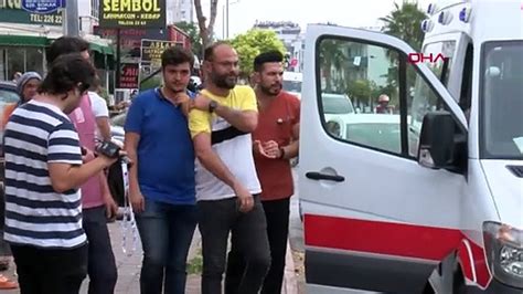 Antalya da Otomobil ile Hafif Ticari Araç Kavşakta Çarpıştı