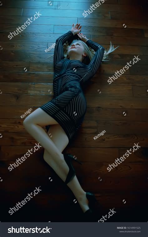 Sexy Model Lying On Wooden Floor Foto De Stock 1614991525 Shutterstock