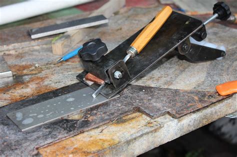 Here you have it, the final jig ready to use. VIDEO: How To Sharpen Carving Chisels And A 90 Degree Corner Chisel.