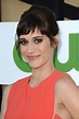 Lizzy Caplan | How to look pretty, Caplan, Hair styles