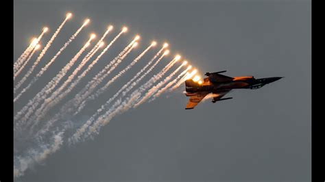F16 Fighter Yet Shooting Flares Youtube