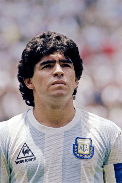 In 1984, maradona played a fundraising match in one of the poorest suburbs of naples to aid a sick child in need of an expensive operation. "Hoje para mim o futebol morreu", diz Hugo, irmão de Diego ...