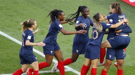 Frauen-Fußball: Frankreich startet mit Sieg in die Heim-WM - Fußball ...