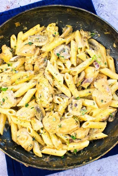 This pasta with spinach and mushrooms comes together in under 30. One Syn Creamy Chicken & Mushroom Pasta - Basement Bakehouse