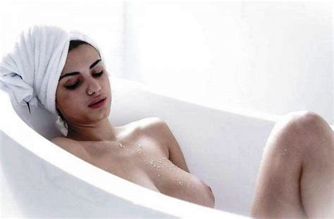 Valentina Matteucci Nuda ~30 Anni In The Making Of The Pirelli 2012