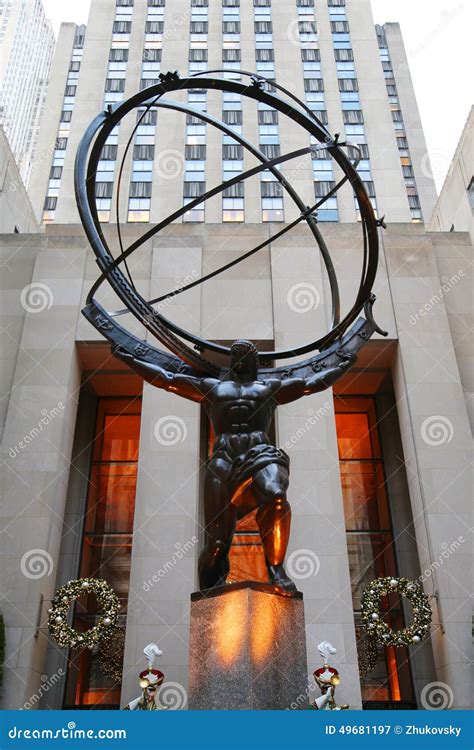 Atlas Statue By Lee Lawrie In Front Of Rockefeller Center In Midtown