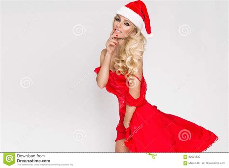 De Mooie Sexy Blonde Vrouwelijke Modelsneeuwvlok Kleedde Zich Als Erotische Rode Lingerie Van