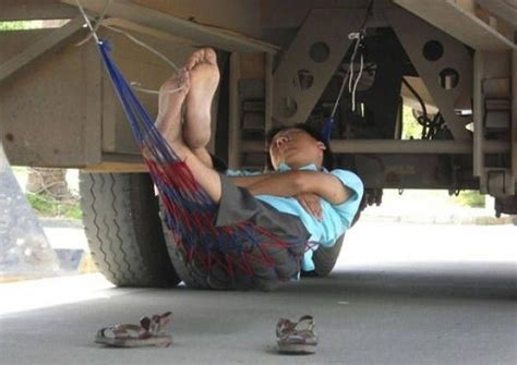 26 hilarious photos reveal lazy people sleep anywhere drollfeed people sleeping sleep funny