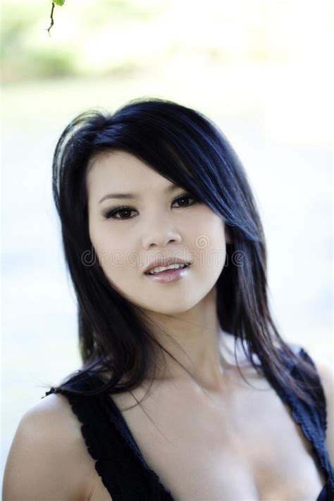 Openluchtportret Aantrekkelijke Jonge Aziatische Amerikaanse Vrouw