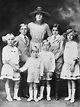 La Reina Victoria Eugenia con sus hijos de pequeños - La Familia Real ...