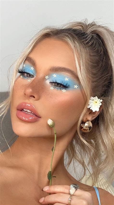 35 Cool Makeup Looks That'll Blow Your Mind : Daisy Eye Makeup