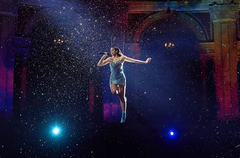 Dua Lipa Performs Levitating At The 2020 AMAs Billboard