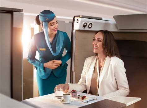 Oman Air Introduceert Nieuwe Uniformen Voor Cabinepersoneel