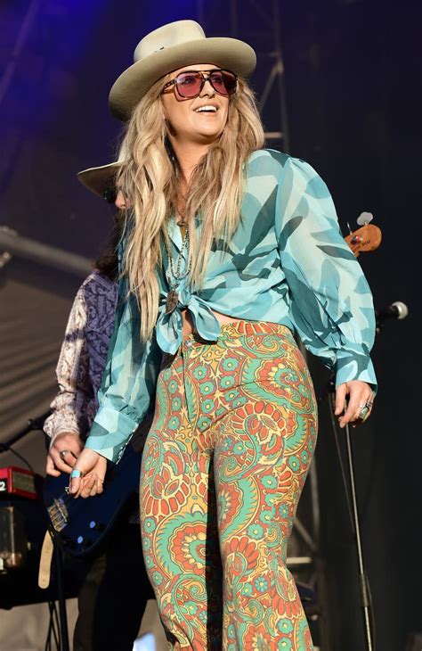 Yellowstone Actress Lainey Wilson Stuns On Stage In A Crop Top And Bell Bottoms