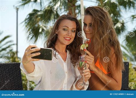 Due Amiche Che Fanno Selfie Immagine Stock Immagine Di Disteso Vetro