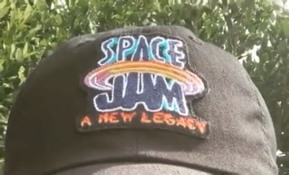 Królik bugs, kaczor daffy, lola i reszta wariatów z oryginału dołącza do lebrona jamesa, który próbuje odzyskać swojego syna porwanego przez sztuczną inteligencję g rhythm (don cheadle). Kosmiczny mecz 2 ma nowy tytuł i logo!