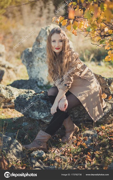 Sexy chica increíble chica ingeniosa elegante vestida con chaqueta de otoño con pelos rubios y