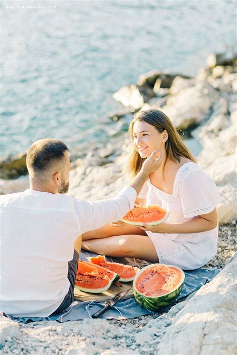 watermelon picnic sonya khegay photography Романтические пикники Пляжные фото пары Морская