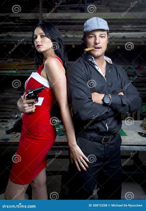 Hombre Y Mujer De La Mafia En Almacén Foto de archivo - Imagen de