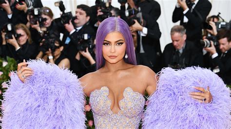 kylie jenner debuts purple hair at the met gala 2019 — photos allure