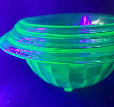 VINTAGE URANIUM RIBBED Glass Nesting Mixing Bowls SET OF 3 Green