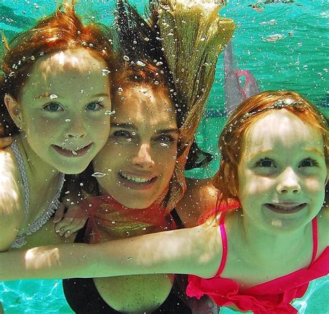 Brooke Shields And Her Daughters Brooke Shields Vibrant Red Hair Pink