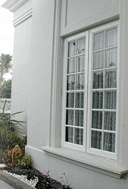 Teralis jendela ini bersifat mati dan memiliki warna hitam yang menawan. Jendela Aluminium
