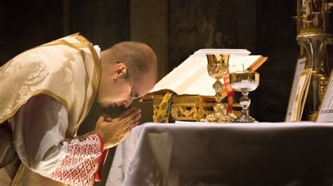 5 Gestures Of The Priest At Mass And Their Meaning