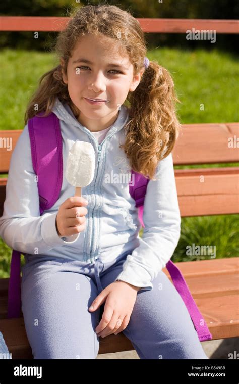 8 Jahre Alt Kaukasisch Mädchen Mit Eis Stockfotografie Alamy
