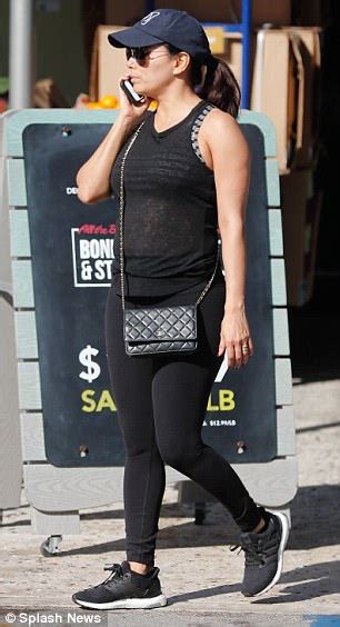 Pregnant Eva Longoria Shows Off Blossoming Bump In Gym Kit Daily Mail
