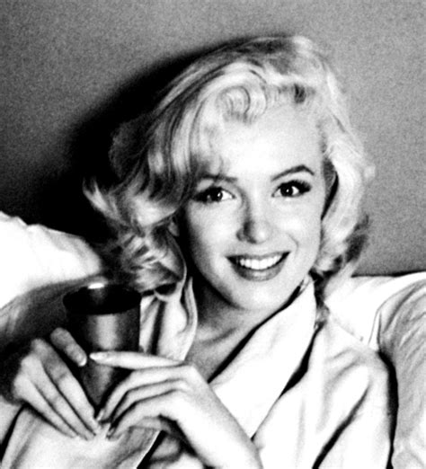 marilyn she melts my heart with this picture marilyn monroe fashion marilyn monroe photos