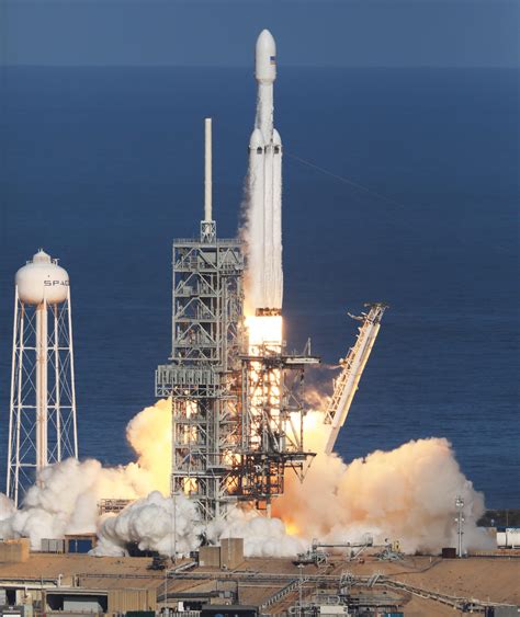 In Pictures Spacexs Falcon Heavy Rocket Al Bawaba